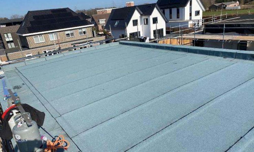 Nieuwe laag bitumen in Spakenburg